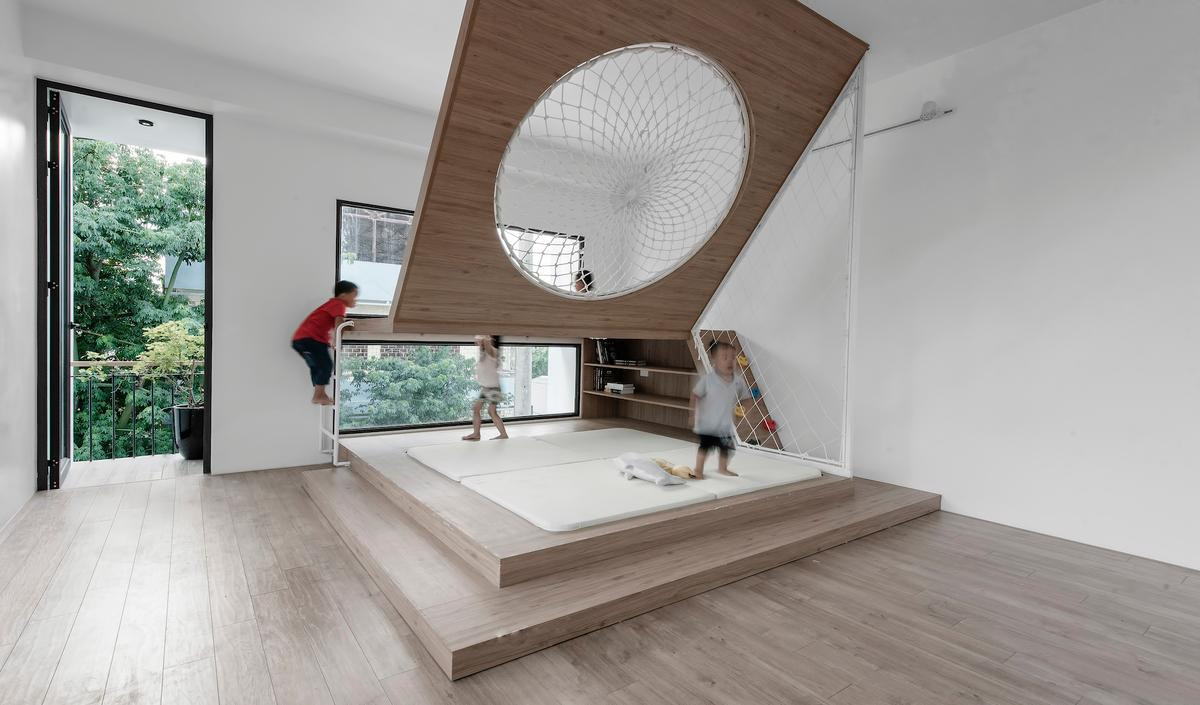 Gia chủ dành hẳn một phòng làm chỗ chơi cho cả trẻ con lẫn người lớn. Lưới tròn hướng ra cửa sổ cho phép người dùng nằm ngắm cảnh còn bệ lưới bên dưới để hai em bé nhảy nhót, leo trèo. Gia chủ dành hẳn một phòng làm chỗ chơi cho cả trẻ con lẫn người lớn. Lưới tròn hướng ra cửa sổ cho phép người dùng nằm ngắm cảnh còn bệ lưới bên dưới để hai em bé nhảy nhót, leo trèo.