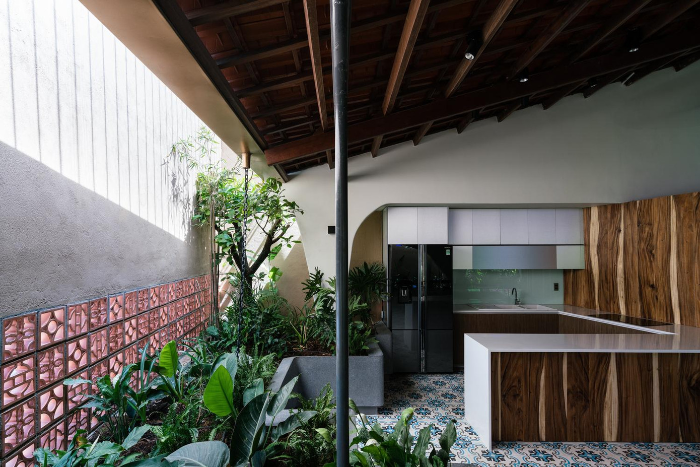 Trong nhà có một khu vườn và khoảng trống trên trần để lấy ánh sáng mặt trời và thông gió.