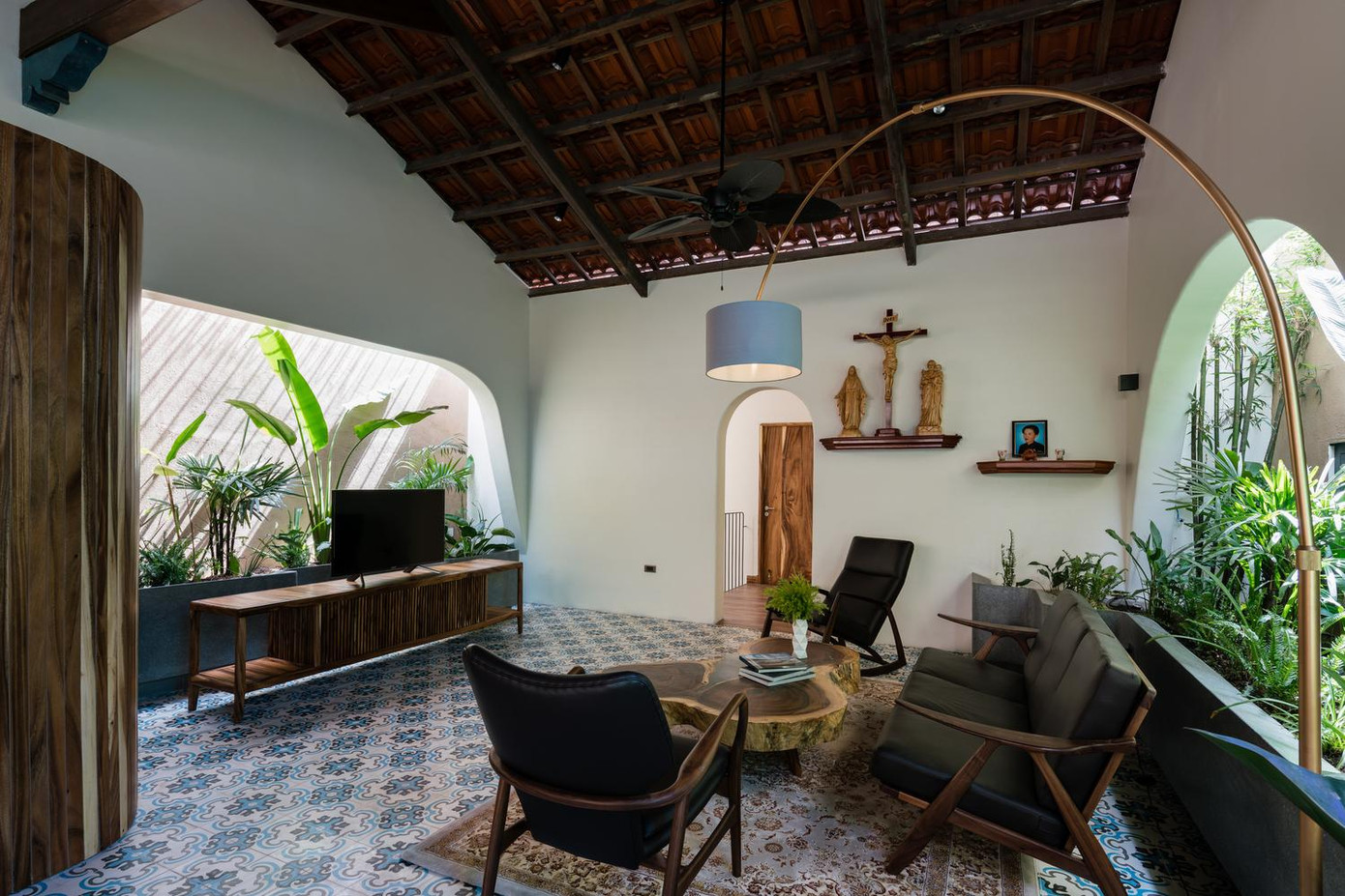 Sự đặc biệt của ngôi nhà là đan xen nét hiện đại và truyền thống với nhau thể hiện ở phần mái ngói có cột kèo và sàn gạch hoa văn giữa những cấu trúc hiện đại.