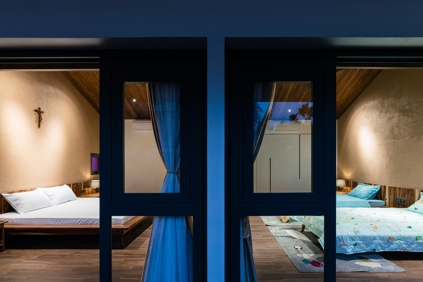 Mặt trước của tầng 2 là phòng bếp, phòng ăn, phòng khách và phòng vệ sinh. Phía sau là hai phòng ngủ có phòng vệ sinh riêng. Xen kẽ giữa các không gian là những khoảng nhỏ trồng cây xanh, đem lại sự thư giãn cho người ở. Sự đặc biệt của ngôi nhà là đan xen nét hiện đại và truyền thống với nhau thể hiện ở phần mái ngói có cột kèo và sàn gạch hoa văn giữa những cấu trúc hiện đại. Đồng thời, vì chủ nhà là người Công giáo nên các chi tiết liên quan đến nhà thờ hoặc cây thánh giá được nhấn mạnh trên bức tường lớn với cửa sổ kính màu, ánh sáng và mái vòm. Tất cả kết hợp với ánh sáng mặt trời để tôn vinh một không gian tâm linh và huyền bí.