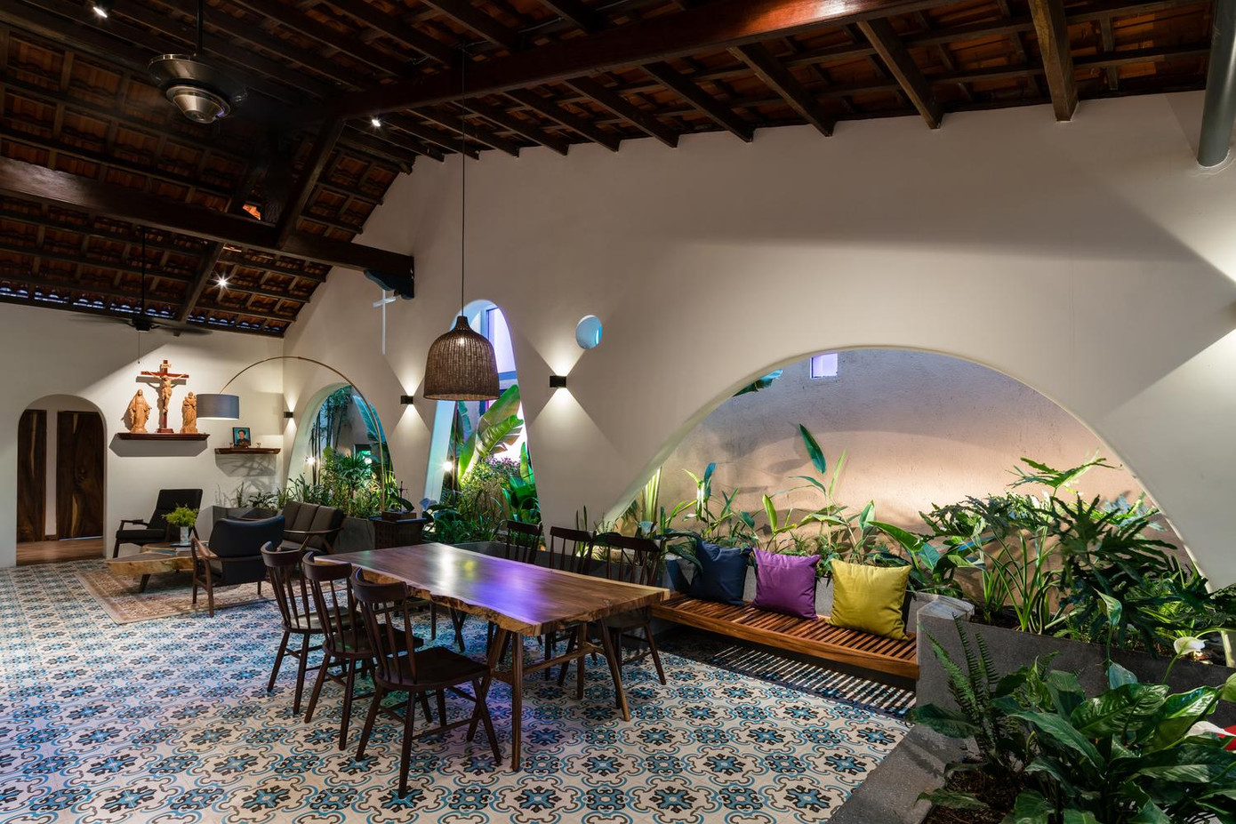 Công trình có hai mặt được ngăn cách bằng cầu thang và sảnh bởi khu đất đối diện đường lớn, có nhiều tiếng ồn và khói bụi.