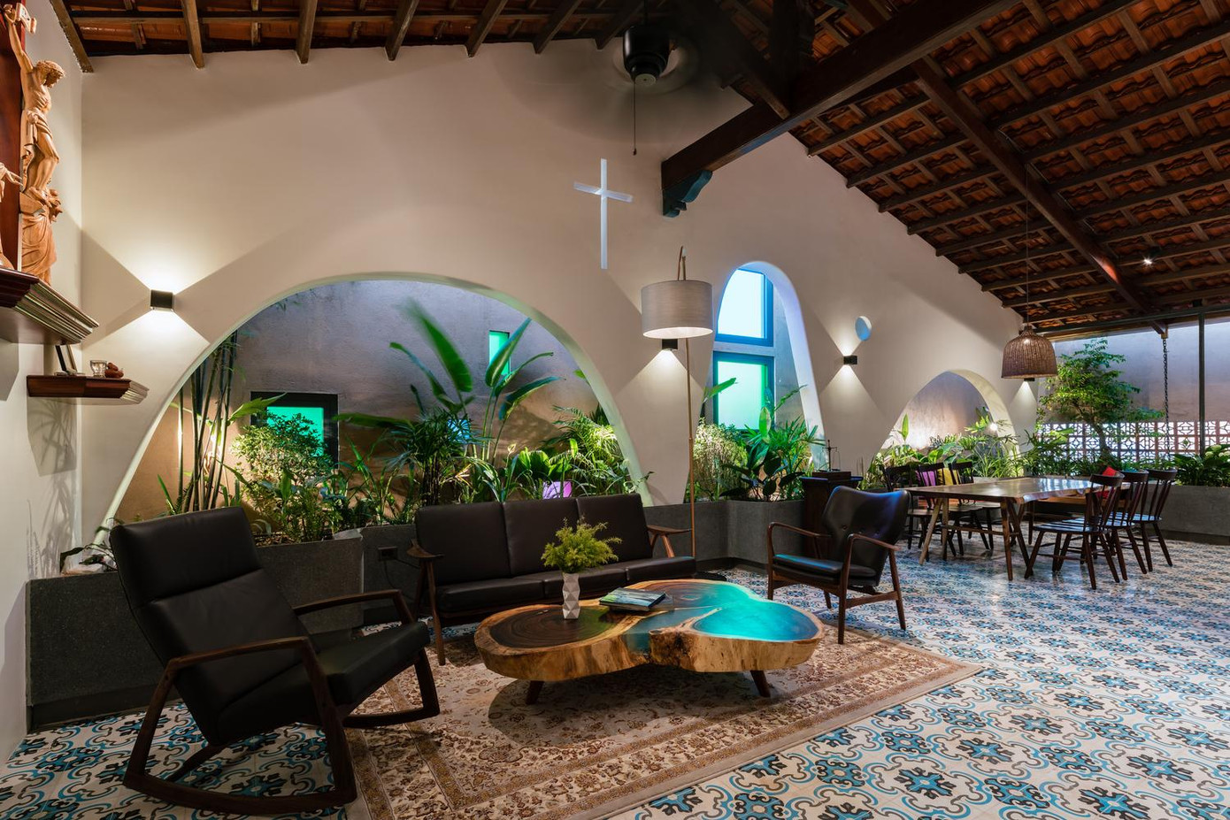 Xen kẽ giữa các không gian là những khoảng nhỏ trồng cây xanh, đem lại sự thư giãn cho người ở.