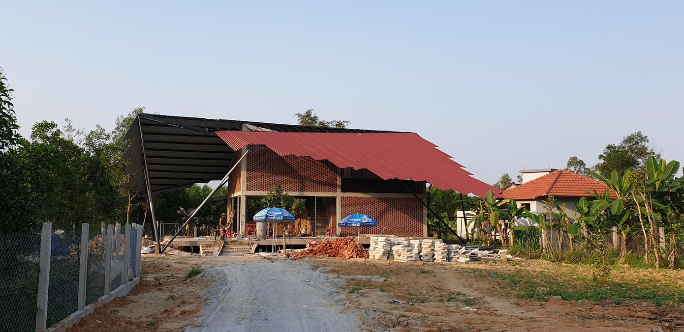 Đôi vợ chồng lớn tuổi cho biết họ gắn bó sâu nặng với cuộc sống làng quê nên thiết kế được phát triển theo hướng gợi cho gia chủ về cuộc sống thôn quê đơn giản, kết hợp thông gió tự nhiên, vật liệu địa phương và một môi trường sống trong lành.