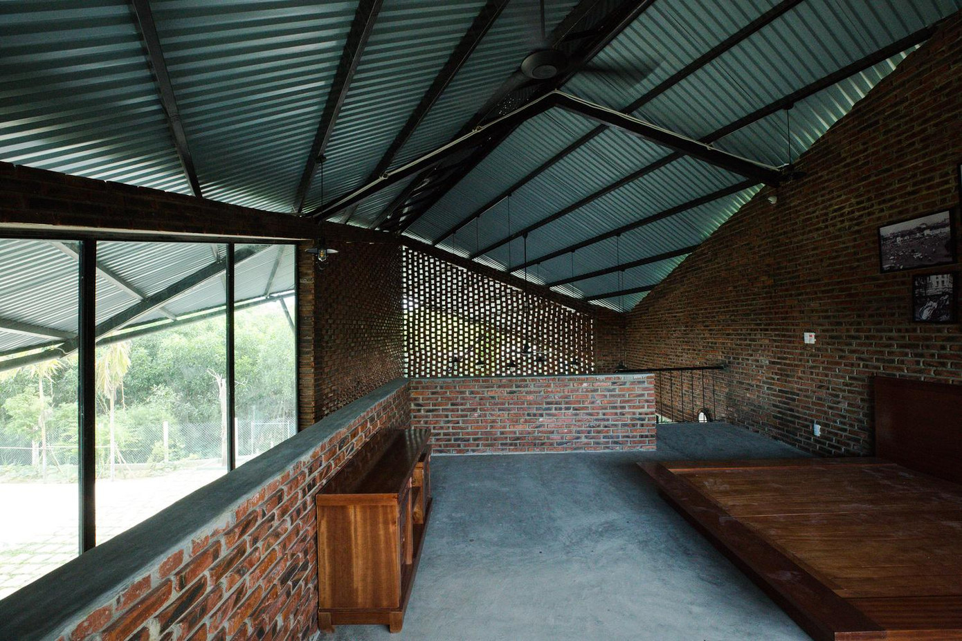 Tầng lửng được tận dụng làm phòng sinh hoạt chung, gắn kết các thành viên trong gia đình vì con cái của cặp vợ chồng thường đến thăm họ vào cuối tuần.