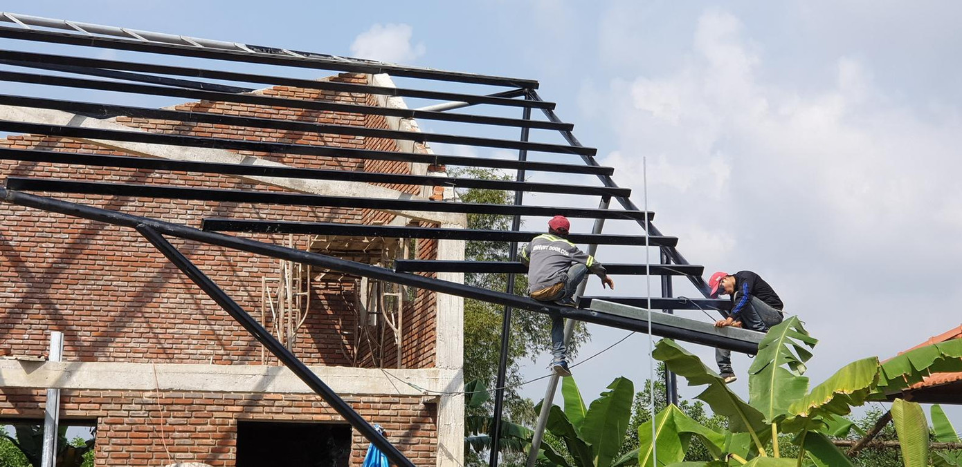 Đúng như tên gọi nhà Diều, phần mái của công trình được thiết kế theo hình cánh diều, mang đến cho người sử dụng những hoài niệm về tuổi thơ, phá vỡ sự đơn điệu của những ngôi nhà mái truyền thống xung quanh cũng như hạn chế được những tác động của thời tiết miền Trung nhiều gió bão.