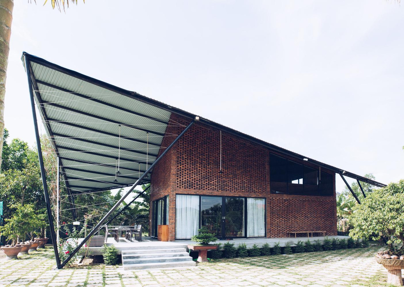 Nhờ sự vươn lênh mạnh mẽ của du lịch, thành phố Đà Nẵng ngày càng phát triển nhanh chóng kéo sự đô thị hóa; tuy nhiên, một cặp vợ chồng lớn tuổi lại không thích sự náo nhiệt của phố thị nên con cái họ đã nhờ các kiến trúc sư thiết kế một công trình mang tên nhà Diều ở vùng quê yên bình cho họ.