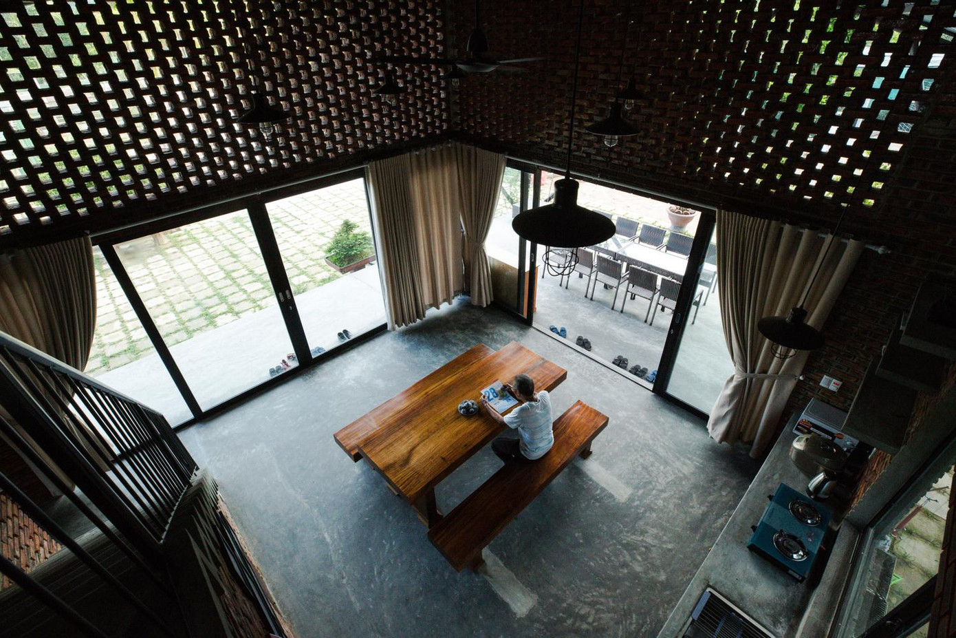 Theo khí hậu Việt Nam, gió thổi từ các hướng Nam và Đông Nam nên các lỗ thủng được cung cấp theo các hướng này. Trong khi đó, có hai ao cá quanh nhà và nhờ đó không khí mát mẻ sẽ được thổi vào nhà . Vật liệu sử dụng cho công trình được mua sắm tại địa phương giúp giảm chi phí xây dựng cũng như đem lại sự đơn giản và hòa hợp với thiên nhiên thôn quê.