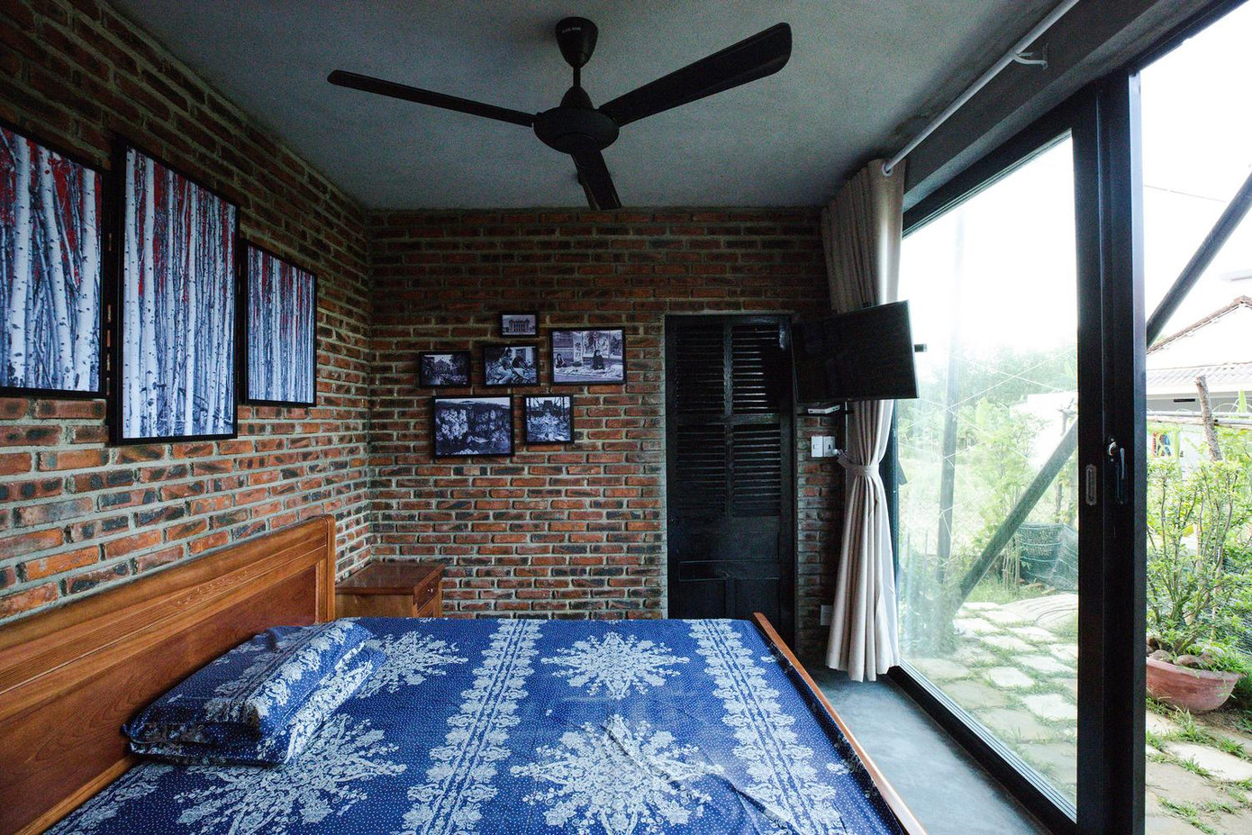 Tầng trệt được chia thành 3 phần, khu vực tiếp khách bên ngoài, khu nhà bếp, ăn uống và khu vực hai phòng ngủ.