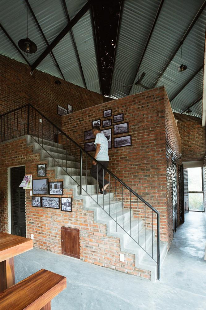 Ngôi nhà được xây dựng trên diện tích 195m2 gồm 1 trệt và 1 lửng.