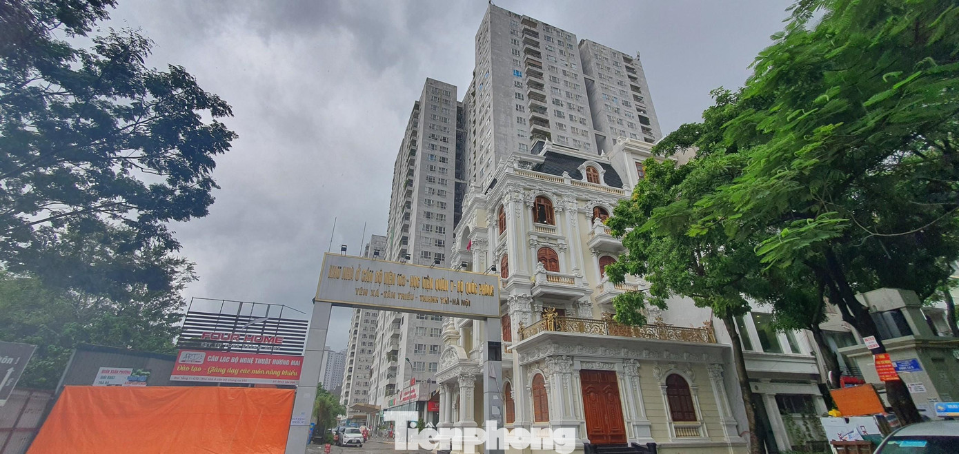 Phần đường nội bộ phía trước hai tòa CT1 và CT2 là một đường thẳng nối liền ra cổng chính và nối với đường Nguyễn Khuyến. Chính quyền địa phương xác nhận, chủ đầu tư chỉ thuê đất làm đường tạm khi triển khai dự án trong 3 năm và đã hết hạn thuê từ lâu. Phần đường nội bộ phía trước hai tòa CT1 và CT2 là một đường thẳng nối liền ra cổng chính và nối với đường Nguyễn Khuyến. Chính quyền địa phương xác nhận, chủ đầu tư chỉ thuê đất làm đường tạm khi triển khai dự án trong 3 năm và đã hết hạn thuê từ lâu.