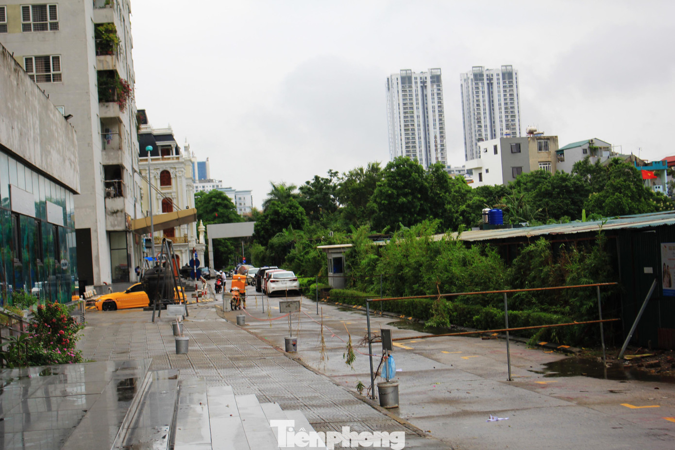 Việc dựng hàng rào sắt cố định ở con đường phía trước tòa CT1 tiềm ẩn nhiều nguy hiểm, nguy cơ mất an toàn PCCC. Việc dựng hàng rào sắt cố định ở con đường phía trước tòa CT1 tiềm ẩn nhiều nguy hiểm, nguy cơ mất an toàn PCCC.