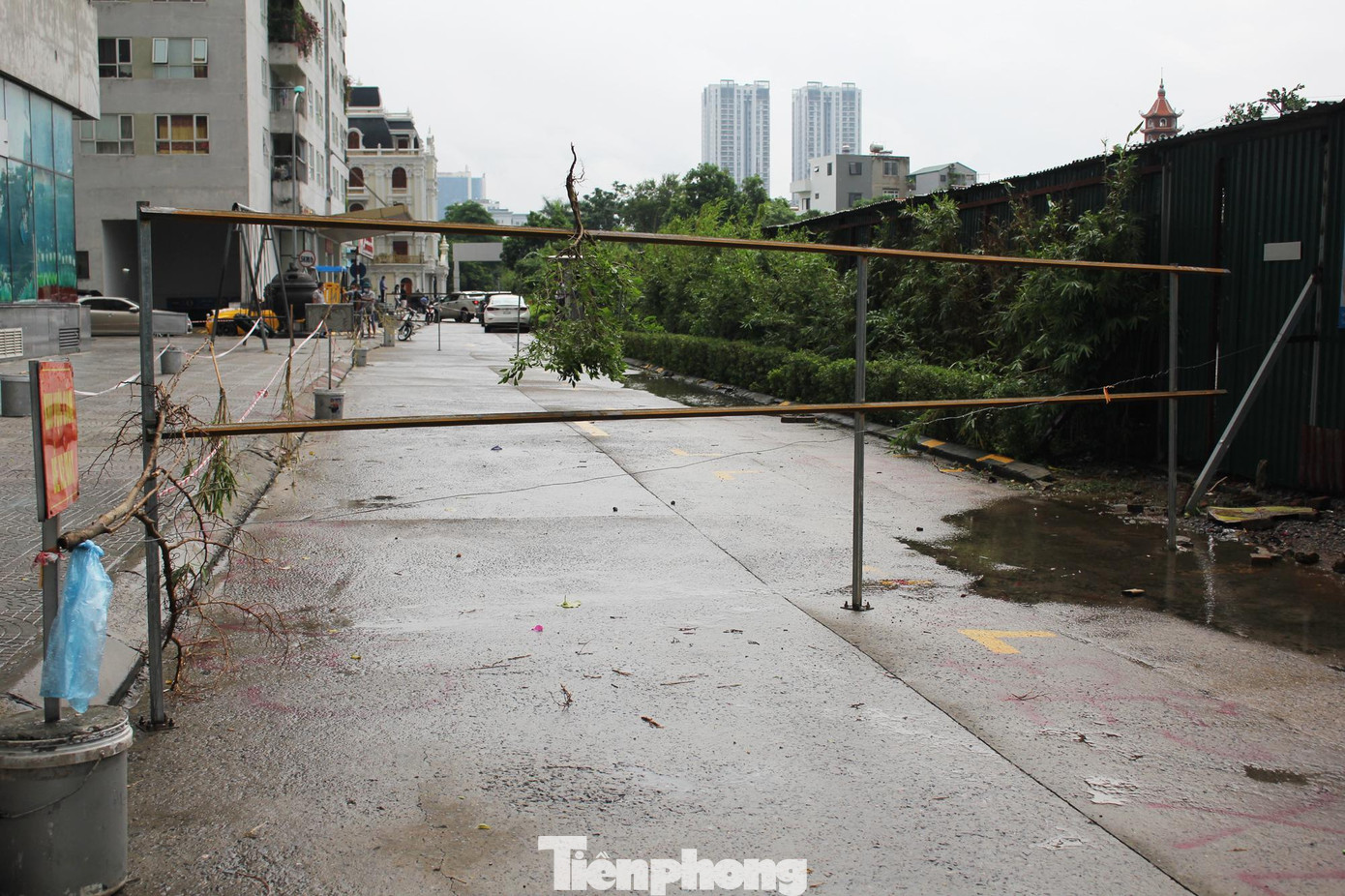 Con đường trước tòa CT1 là đường tạm chủ đầu tư thuê đất của người dân để làm khi thi công dự án chung cư Viện 103. Con đường trước tòa CT1 là đường tạm chủ đầu tư thuê đất của người dân để làm khi thi công dự án chung cư Viện 103.