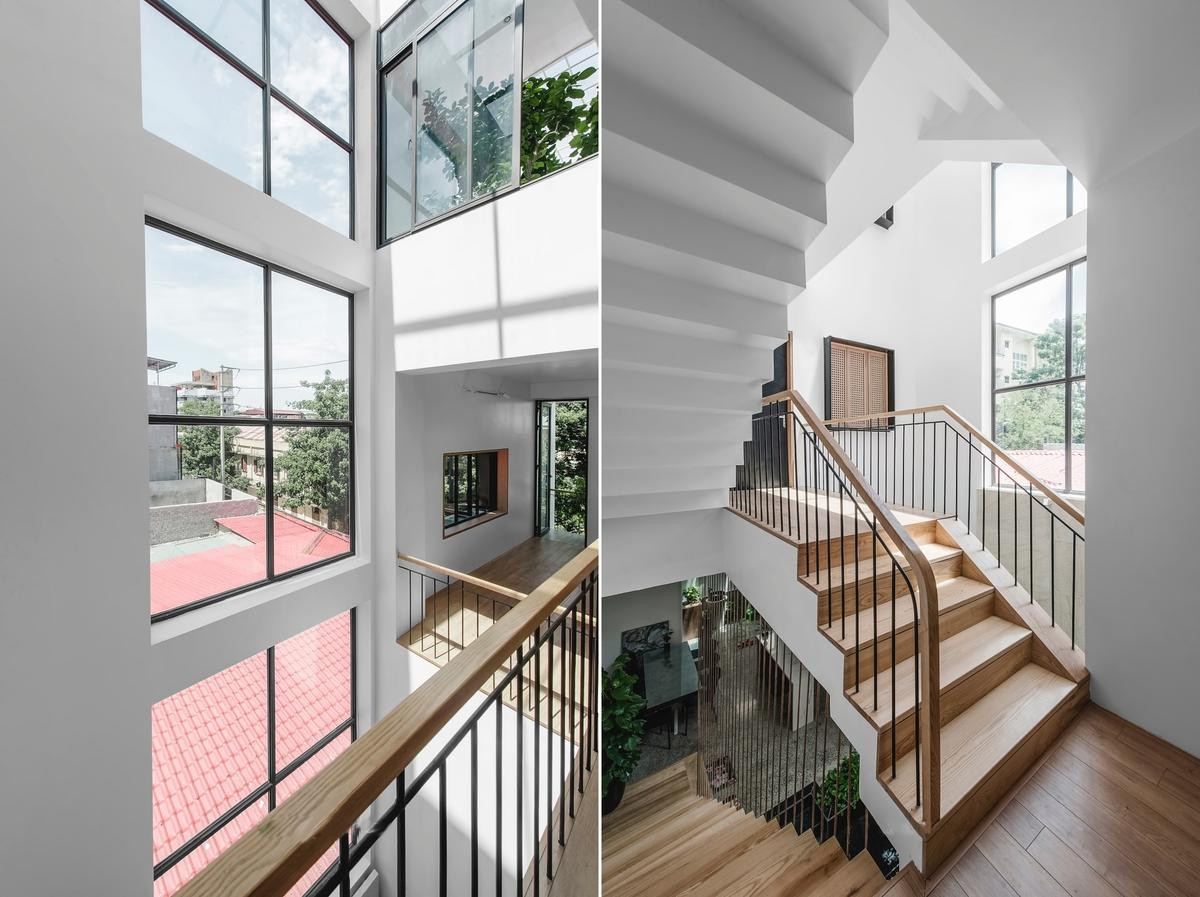 Nhờ giếng trời và những ô cửa kính, căn nhà đón nhiều ánh sáng. Các phòng ở cũng được mở ra khoảng thoáng. Nhờ giếng trời và những ô cửa kính, căn nhà đón nhiều ánh sáng. Các phòng ở cũng được mở ra khoảng thoáng.