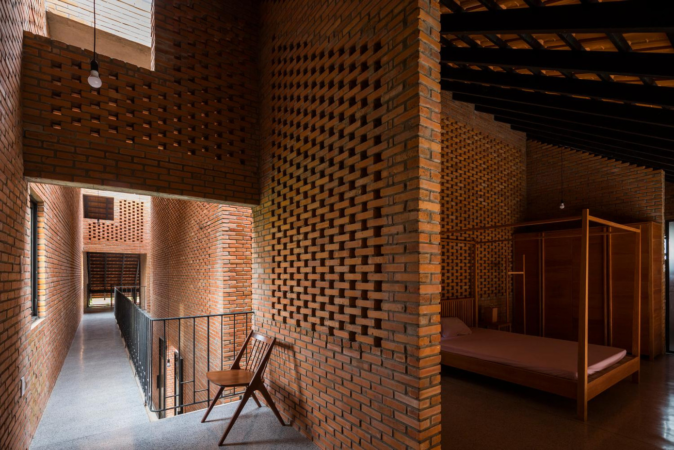 Các phòng chức năng được kết nối với nhau bằng cầu thang nhỏ, giữa những bức tường “thở” bằng gạch ống xếp chồng.