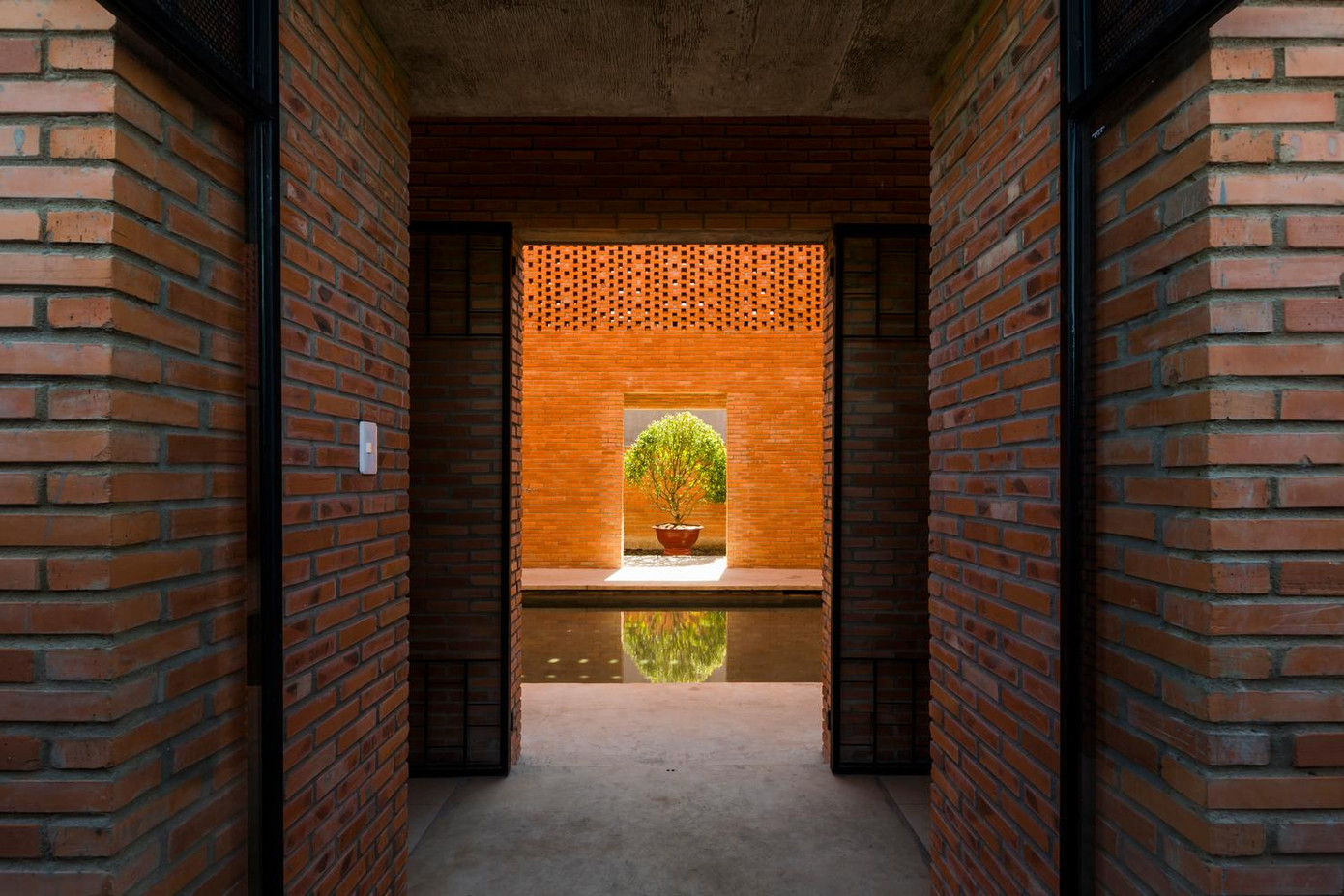 Ngôi nhà được kéo dài từ trước ra sau tạo ra các không gian chức năng liên hoàn. Ranh giới của các không gian này được ước lượng bằng ánh sáng với cường độ sáng tối khác nhau.