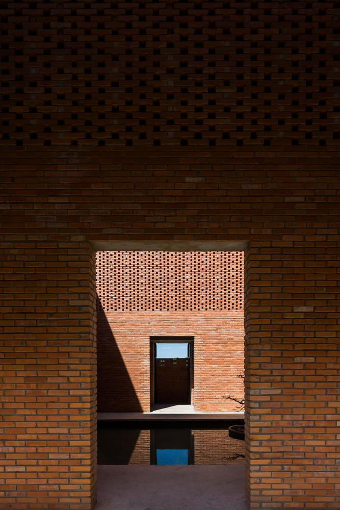 Khoảng sân trong chứa nước vừa có tác dụng làm mát ngôi nhà vừa tạo điểm nhấn ảo cảnh.