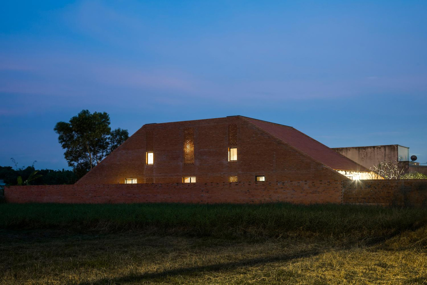 Nhờ cách tạo sân trong và những bức tường “thở” bằng gạch ống xếp chồng để tận dụng hướng gió của khu vực trong các mùa khác nhau nên ngôi nhà luôn mát mẻ và thông thoáng.