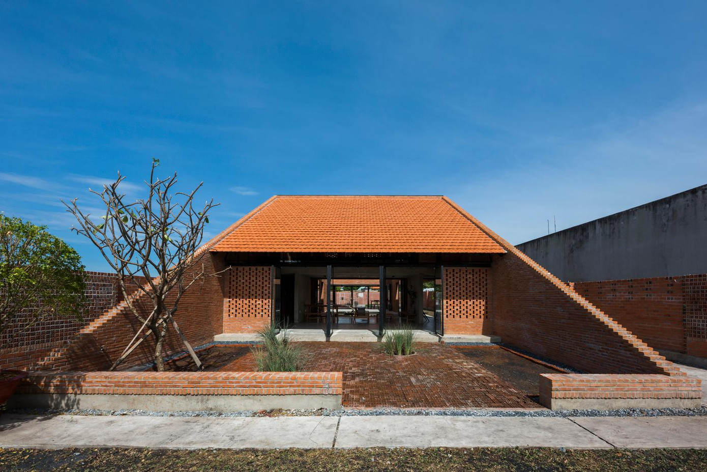 Ngôi nhà hình kim tự tháp này lấy cảm hứng từ ngôi nhà truyền thống với 3 gian riêng biệt và mái dốc nhưng được thể hiện theo cấu trúc hiện đại.