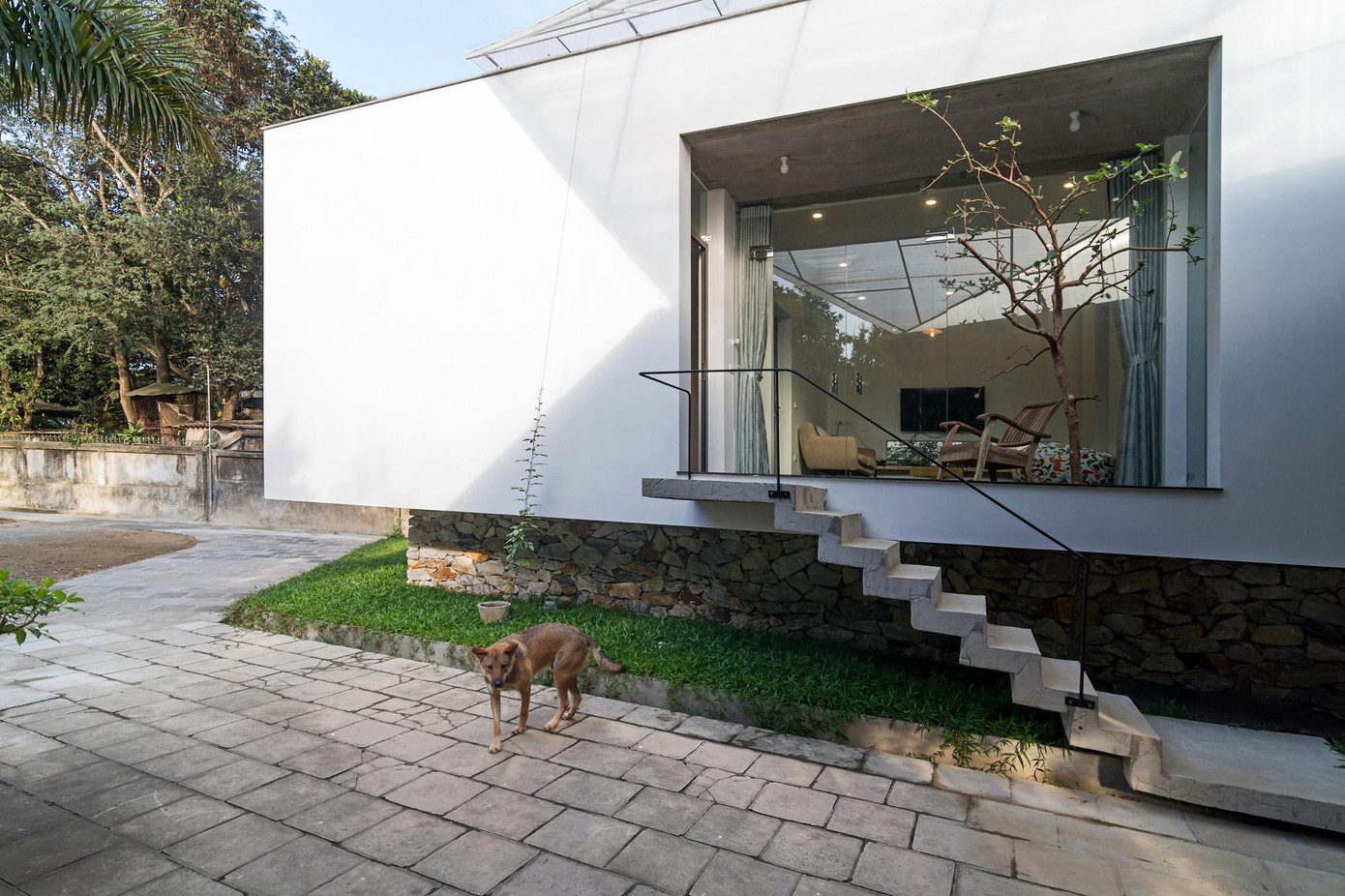 Sở dĩ các kiến trúc sư làm mái bằng vì đây là kiểu mái chống được những ảnh hưởng của bão, gió, thời tiết ở khu vực miền Trung tốt nhất. Do nhà cao hơn mặt đất nên có một cầu thang bằng bê tông bên ngoài dẫn lên nhà.