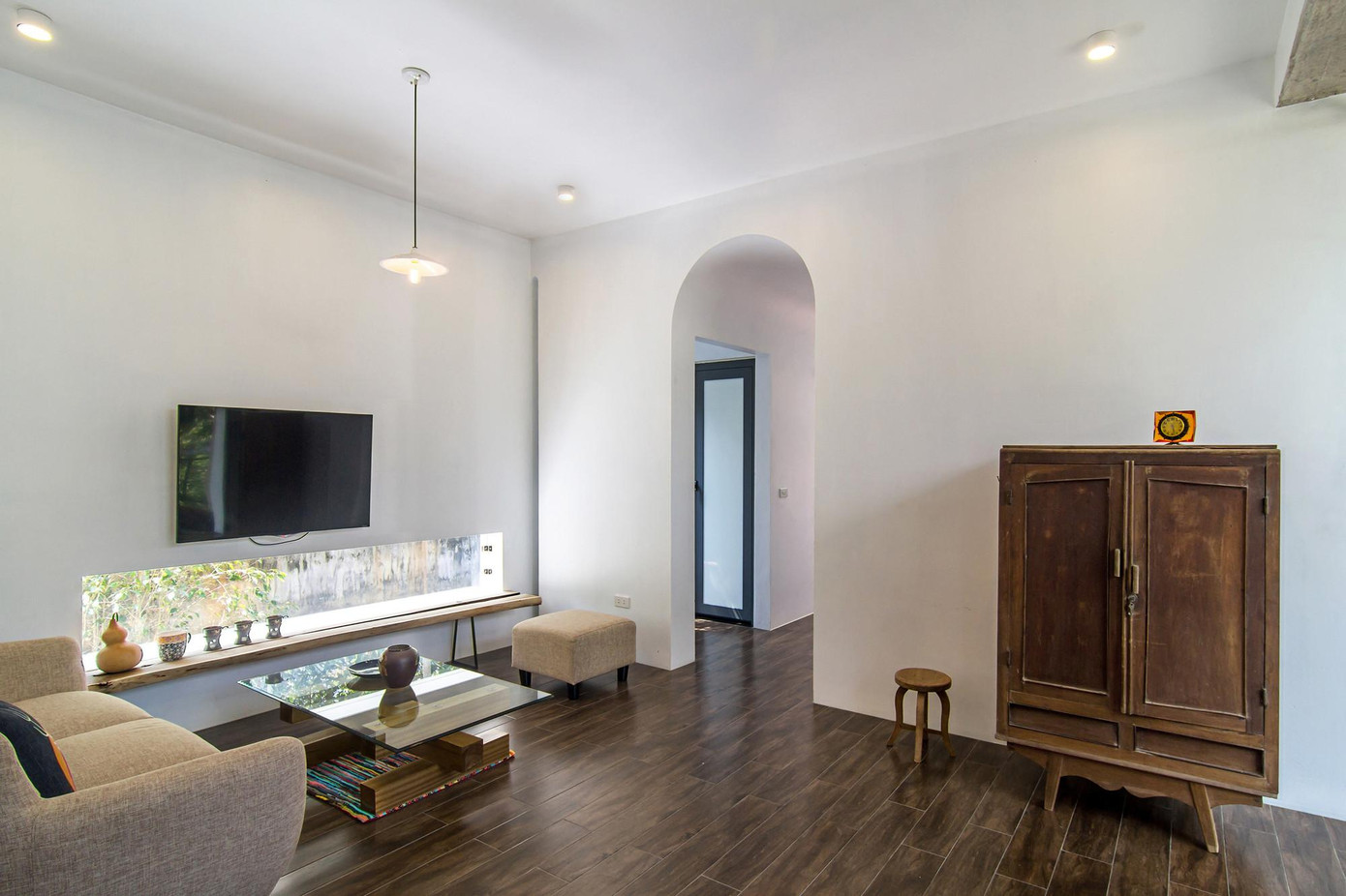 Điểm độc đáo của ngôi nhà là khoảng chân tường trong phòng khách bằng kính trong suốt nên ngồi trong nhà gia chủ vẫn có thể biết được có khách đến chơi, đồng thời khoảng lề này cũng giúp cho phòng khách luôn tràn ngập ánh sáng. Bản vẽ của ngôi nhà.