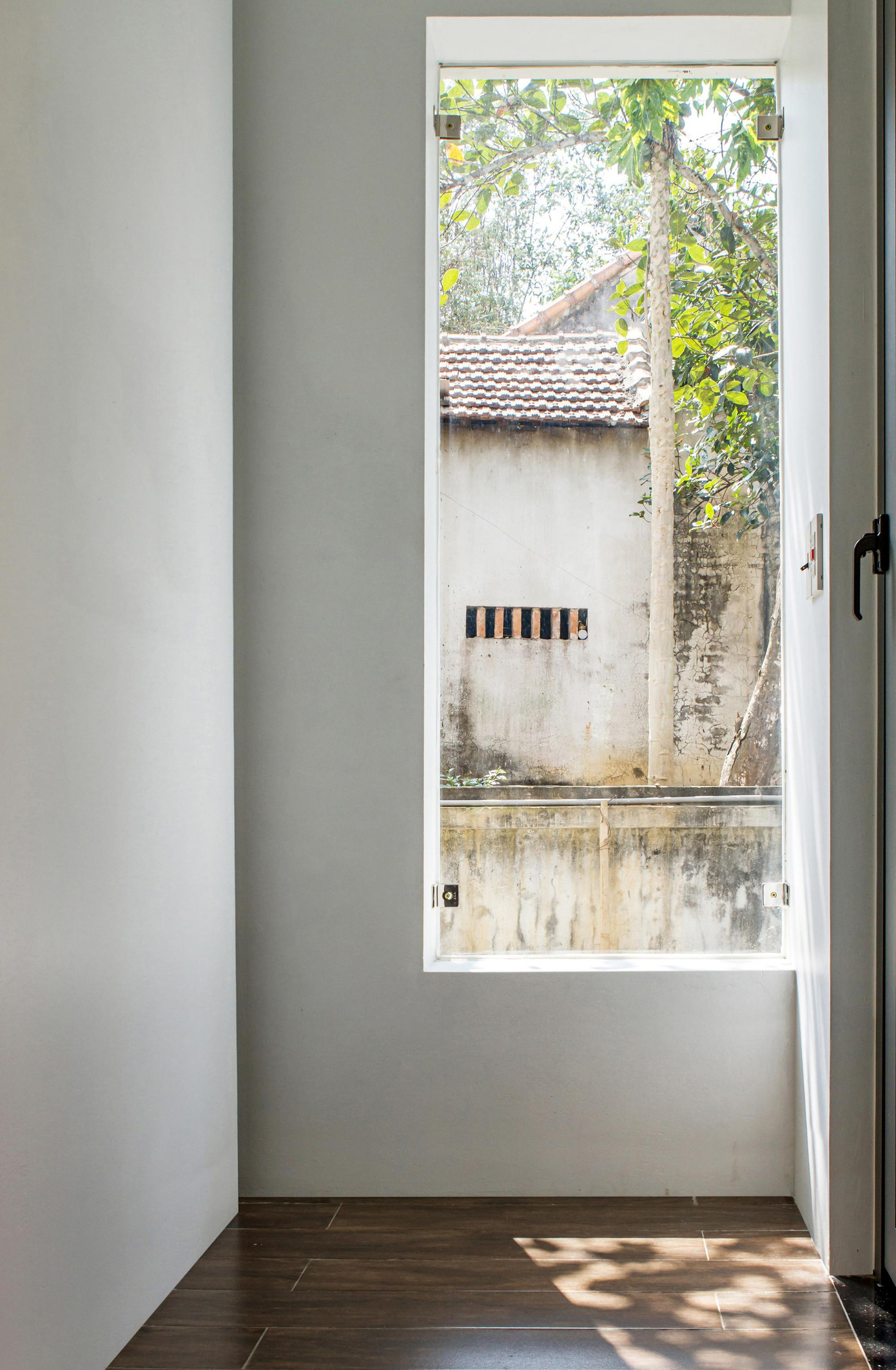 Trong nhà thiết kế nhiều cửa sổ lớn ở trong phòng và hành lang để đón nắng và gió.