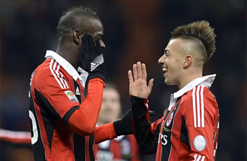 Balotelli để chỏm tóc ngắn ở giữa đầu trong khi El Sharaawy để chỏm tóc dài vuốt dựng cùng với đường cạo xung quanh
