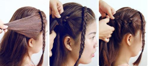 Lấy một lọn tóc nhỏ bên má trái, hất sang bên phải và tết. Phần tóc phía sau, bạn tết chân rết từ phải sang trái. Sau đó giấy đuôi tóc vào bên trong. Lấy lọn tóc nhỏ đầu tiền vòng theo đường tết tóc và cố định lại. Cuối cùng là dùng nơ để trang trí thêm cho mái tóc.