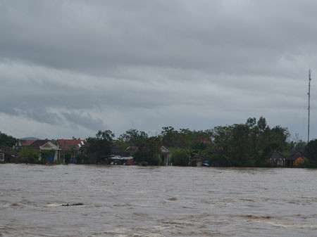 Dự báo, lũ trên các sông ở Quảng Trị, hạ lưu sông Thu Bồn và từ Phú Yên đến Bắc Khánh Hòa tiếp tục lên. Ảnh: Dân Trí