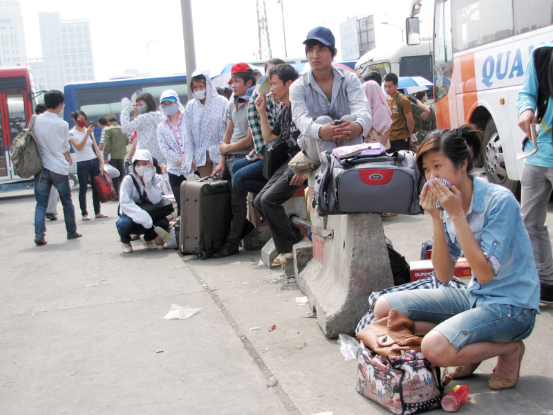 Nắng nôi khiến hành khách vô cùng mệt mỏi