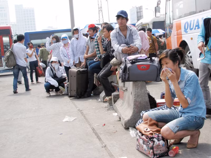 Nắng nôi khiến hành khách vô cùng mệt mỏi