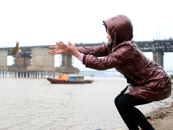 Người dân thả cá chép tại Sông Hồng (khu vực cầu Long Biên)