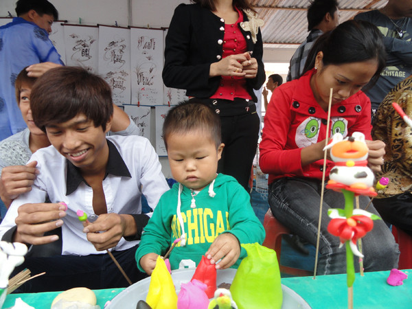 Trái gái làng Xuân La cùng tham gia nạn tò he