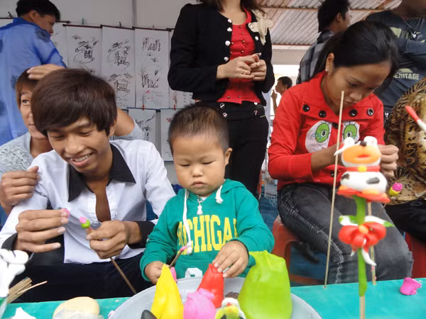 Trái gái làng Xuân La cùng tham gia nặn tò he. Trái gái làng Xuân La cùng tham gia nạn tò he