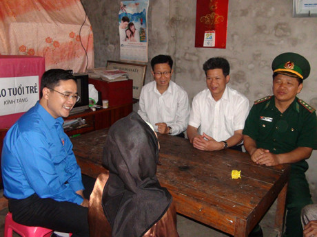 Đoàn thăm hỏi, tặng quà gia đình hoàn cảnh đặc biệt khó khăn và có thân nhân hy sinh bảo vệ biên giới