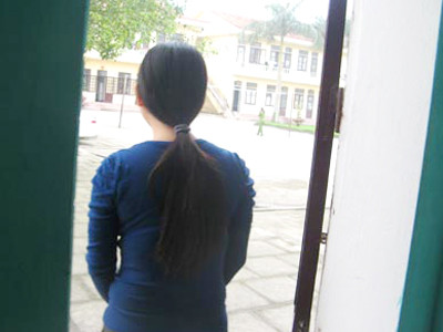 Cao Thị Bình lầm lũi quay trở lại phòng giam. Cao Thị Bình lầm lũi quay trở lại phòng giam