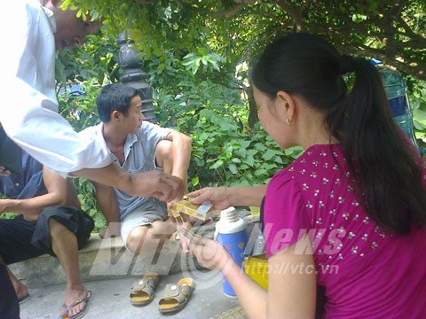 Người đàn bà này vừa chăm con chạy thận vừa bán nước, ai thuê thì đi trông người ốm. Ảnh:Nguyễn Tâm 