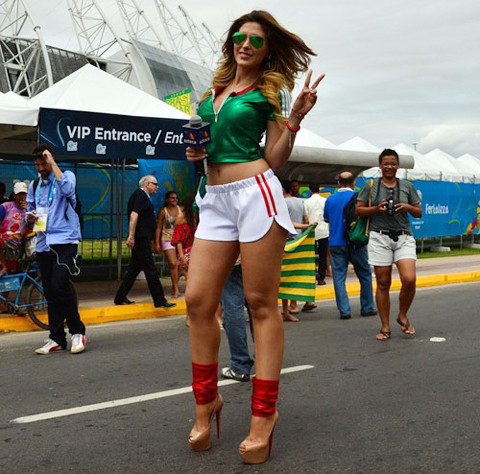 Những nữ phóng viên 'bốc lửa' ở World Cup ảnh 2