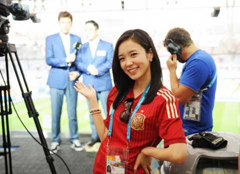 Những nữ phóng viên 'bốc lửa' ở World Cup ảnh 1