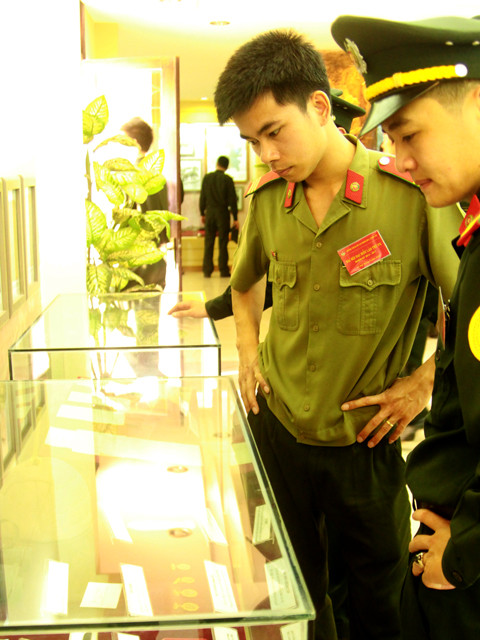Chiến sĩ trẻ tìm hiểu các hiện vật trưng bày