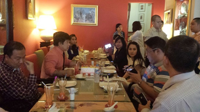 Sau những ngày hoạt động vui vẻ nhưng không kém phần vất vả tại Việt Nam, người đẹp đi ăn cùng BTC trước khi ra sân bay trở về nước