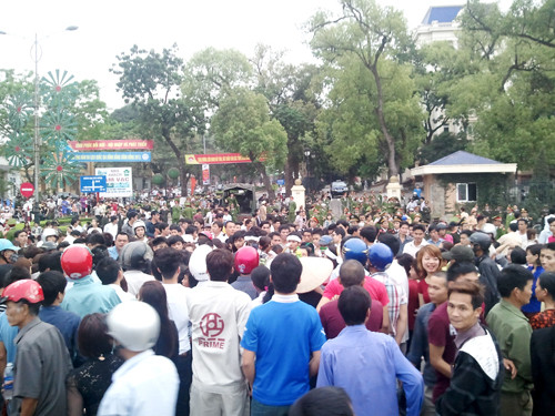 Cơ quan chức năng đã hy động rất đông cán bộ, chiến sĩ tới để chấn an dư luận cũng như khuyên nhủ gia đình nạn nhân 