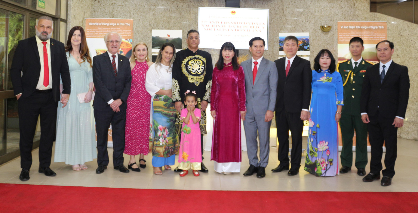 Đại sứ Phạm Thị Kim Hoa (áo dài đỏ) cùng các quan khách Brazil và nhân viên Đại sứ quán tại lễ kỷ niệm 77 năm Quốc khánh nước CHXHCN Việt Nam.