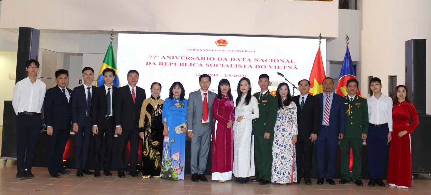 Cán bộ, nhân viên Đại sứ quán Việt Nam tại buổi lễ kỷ niệm 77 năm Quốc khánh nước CHXHCN Việt Nam.