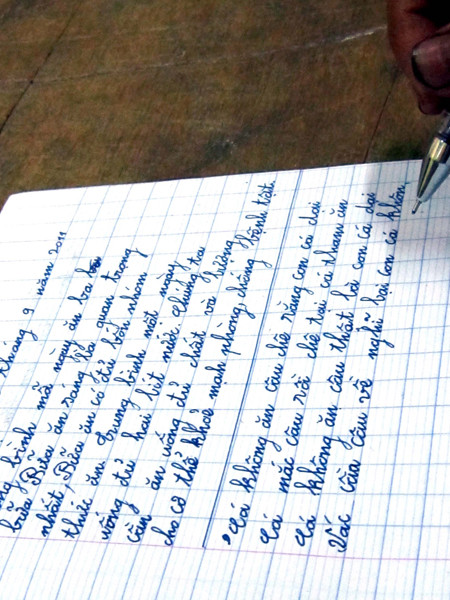 Những đôi tay còn lấm lem bùn đất của các bà, các chị, các cô cũng viết được những dòng chữ đều, sạch, đẹp	Ảnh: Thanh Hiền 