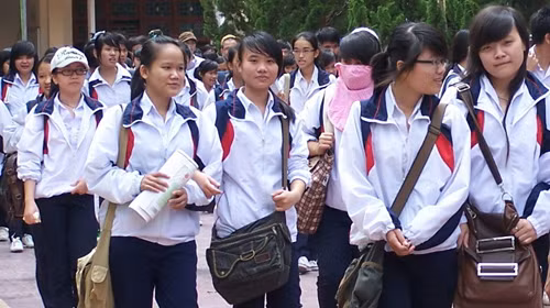 Học sinh Trường THPT Kon Tum sau giờ học. Ảnh: T.T.Nhi (Tuổi Trẻ)