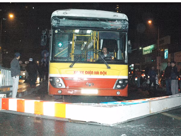 Sau vụ va chạm, thanh giới hạn chiều cao bị đổ chắn hết đường đi, kính đầu xe bị hư hỏng