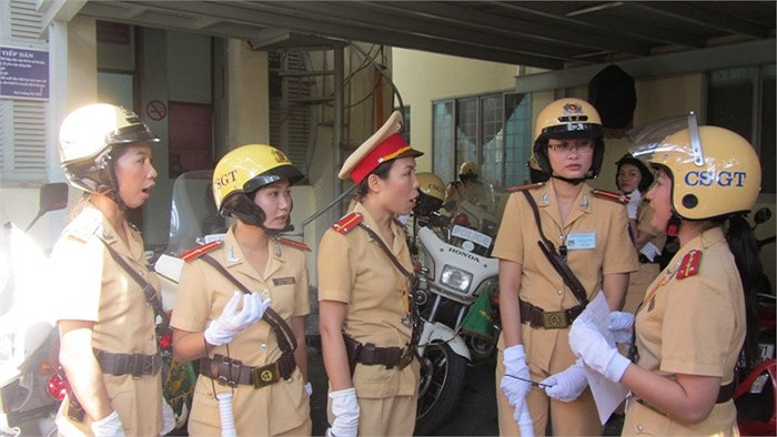Các nữ CSGT TP.HCM hội ý trước giờ lên đường