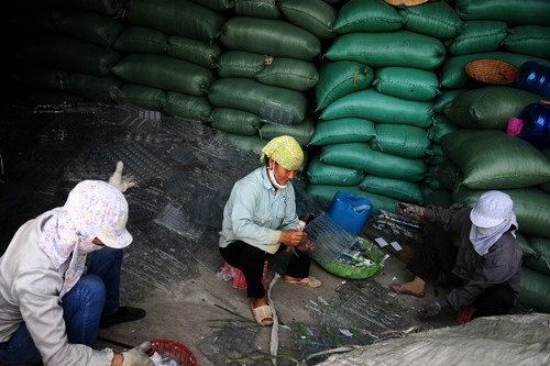 Rác thải sau công đoạn sơ chế, làm sạch, được đưa vào các xưởng tái chế. Ở làng Khoai có đến hàng trăm xưởng tái chế như vậy, từ những xưởng nhỏ quy mô hộ gia đình cho đến những xưởng lớn không kém gì các nhà máy