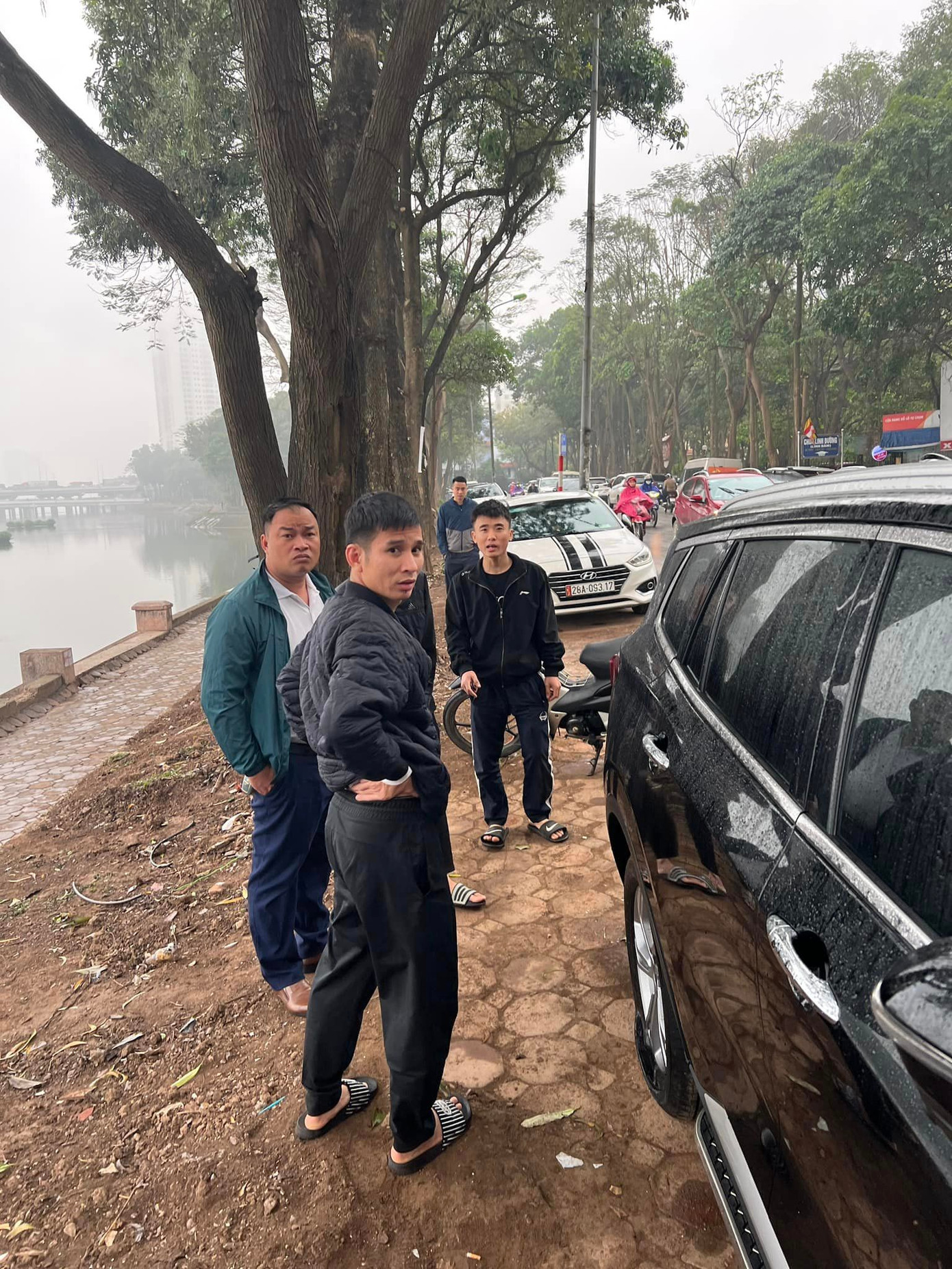 Nhiều xe ô tô để trên vỉa hè bờ hồ Linh Đàm đối diện với tổ hợp chung cư HH Linh Đàm (Hà Nội) bất ngờ bị chọc thủng lốp trong đêm. Ảnh: FB.