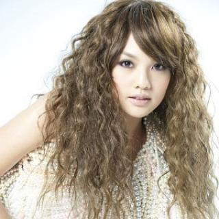 "Giáo chủ khả ái" biến thành công chúa với kiểu tóc dài xoăn nhẹ Và trở nên cá tính với kiểu đầu "sứa" Năng động và trẻ trung khi để tóc ngắn Kiểu đầu xoăn xù đầy quyến rũ và mê hoặc Đẹp dịu dàng với mái tóc suôn dài cổ điển Nhí nhảnh với kiểu tóc tết hai bên Kiểu tóc thẳng làm xoăn ở chân ôm gọn khuôn mặt Phô diễn gương mặt thanh tú với phần mái được cặp gọn Đẹp kiêu sa với kiểu tóc búi đơn giản kết hợp với hoa gài tóc bản to Và "mặn mà" hơn với kiểu tóc búi mái lệch